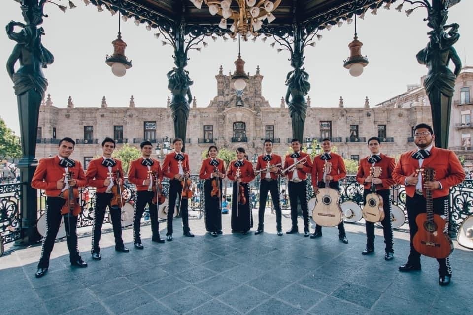 Mariachi tocando en una propuesta de matrimonio en La Piedad